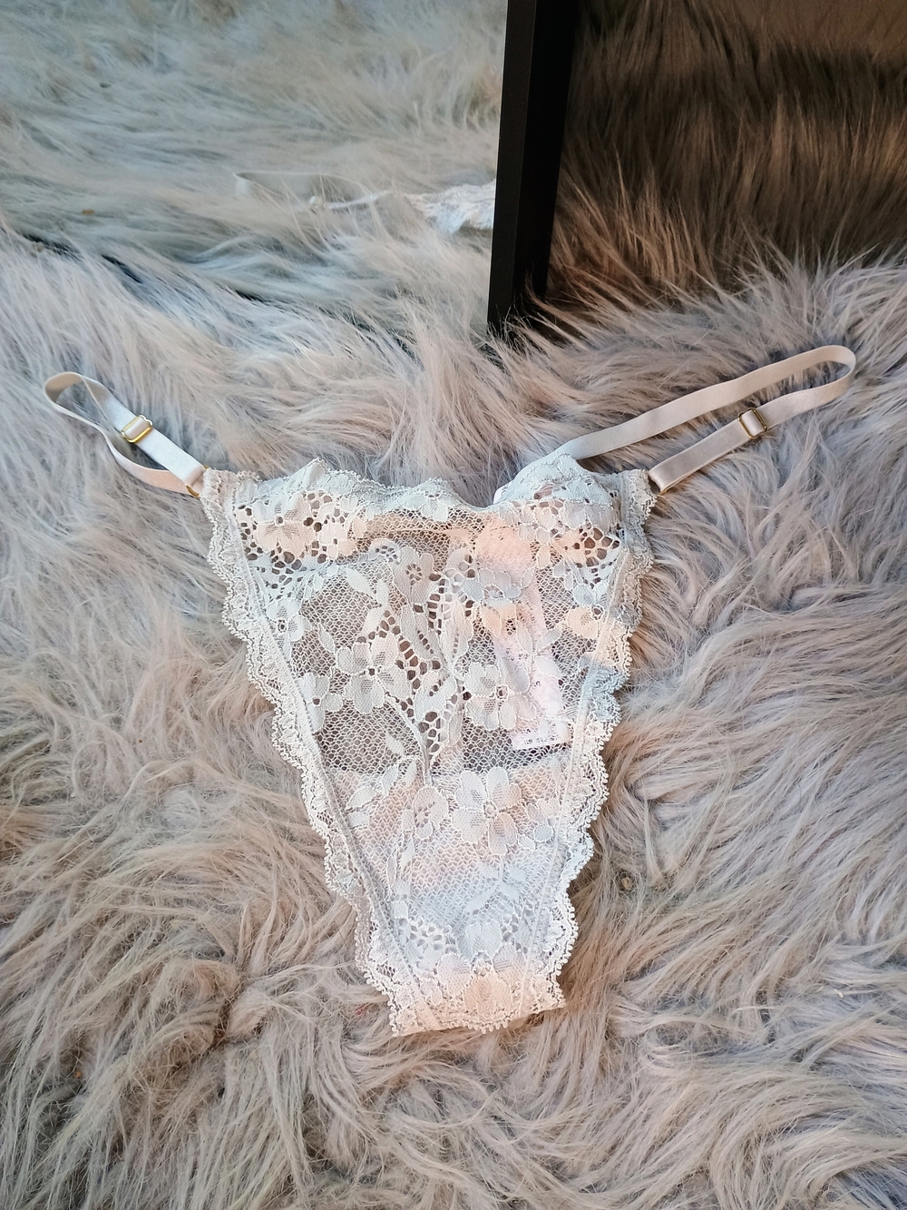 Victoria's Secret Lace V-String Thong - Light Pink